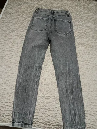 Pantalón vaquero pitillo gris