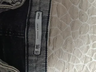 Pantalón vaquero pitillo gris