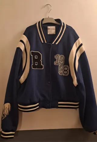 Bomber Bershka azul y blanco