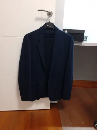 Traje azul marino chico: americana y pantalón.