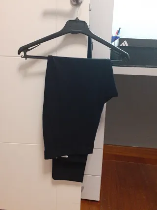 Traje azul marino chico: americana y pantalón.