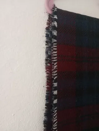 Bufanda a cuadros azul y roja.