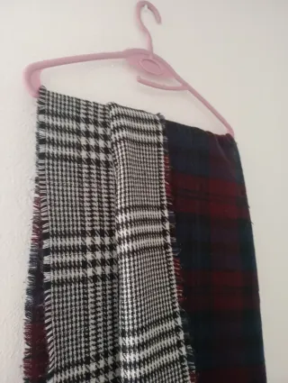 Bufanda a cuadros azul y roja.