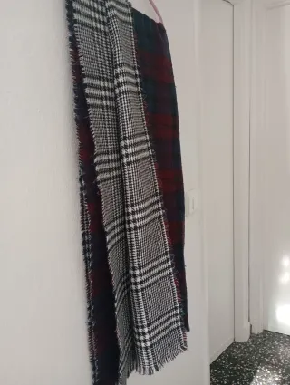 Bufanda a cuadros azul y roja.