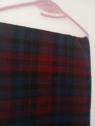 Bufanda a cuadros azul y roja.