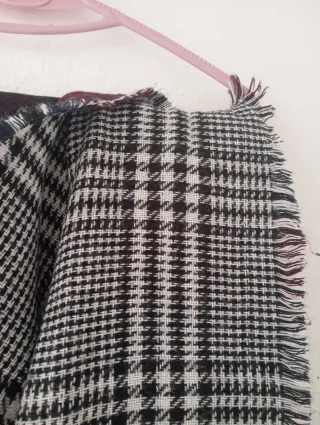 Bufanda a cuadros azul y roja.