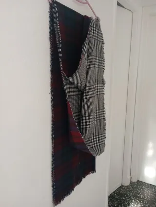 Bufanda a cuadros azul y roja.