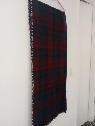 Bufanda a cuadros azul y roja.