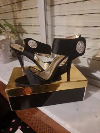 Sandalias de tacón negras con pedrería