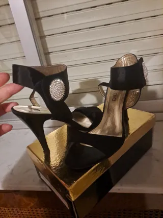 Sandalias de tacón negras con pedrería