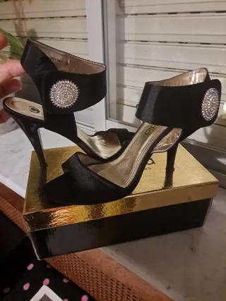 Sandalias de tacón negras con pedrería