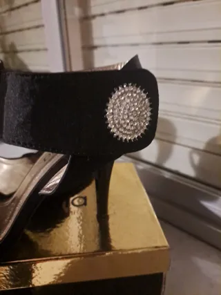 Sandalias de tacón negras con pedrería