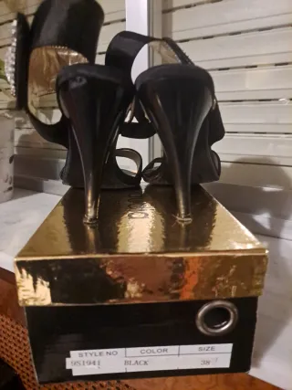 Sandalias de tacón negras con pedrería