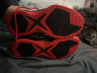 Zapatillas Jordan Rojas y Grises