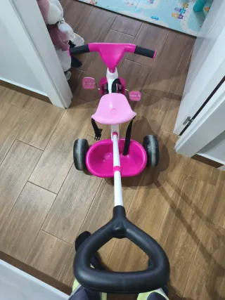 Triciclo infantil rosa con manillar