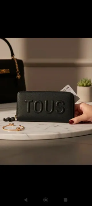 Cartera con oso colgando