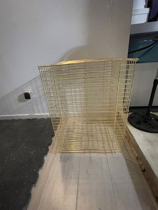 Jaula grande para pájaros dorada