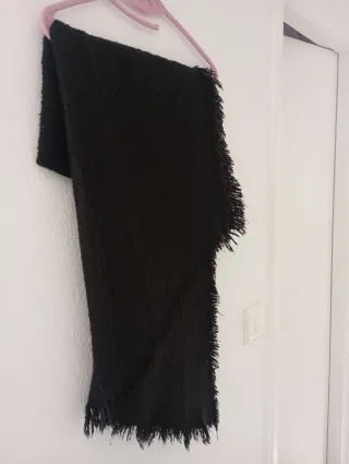 Bufanda negra con flecos