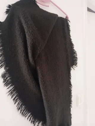 Bufanda negra con flecos