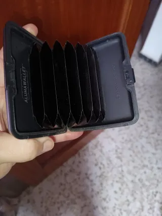 Tarjetero metálico plateado