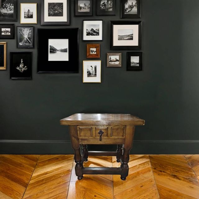 Comodino in stile castigliano molto carino e affascinante realizzato con legno di buona qualità e robusto.