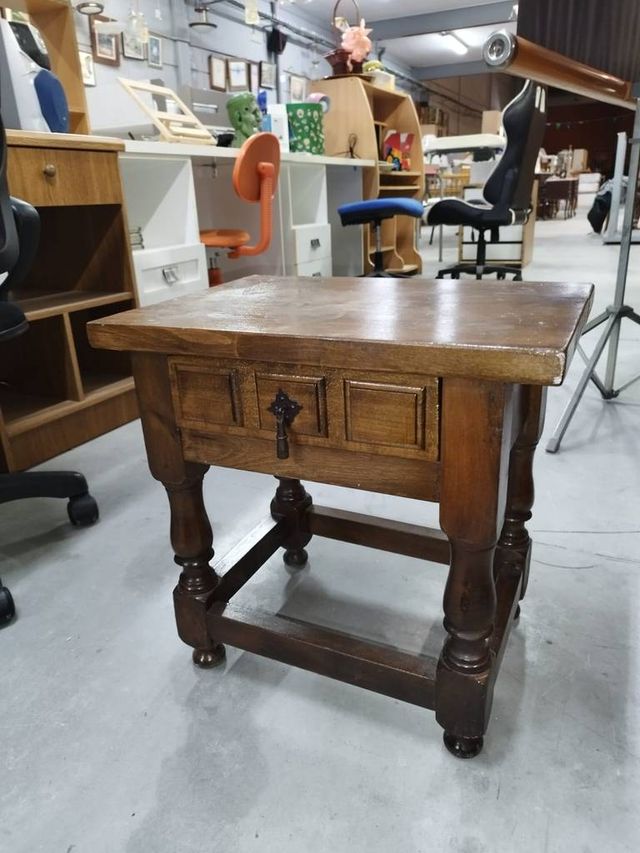 Comodino in stile castigliano molto carino e affascinante realizzato con legno di buona qualità e robusto.