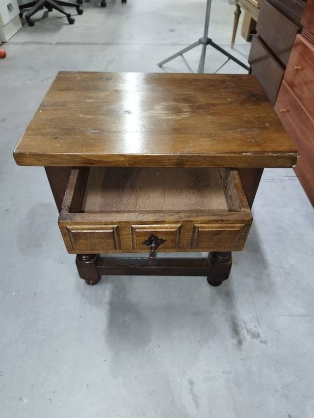 Comodino in stile castigliano molto carino e affascinante realizzato con legno di buona qualità e robusto.