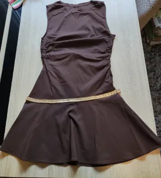 Vestido marrón con detalles dorados