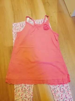 Conjunto niña coral con estampado floral