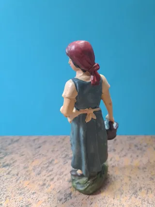 Figura Belén mujer con Cubo