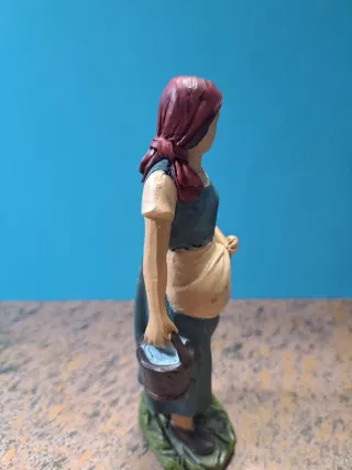 Figura Belén mujer con Cubo