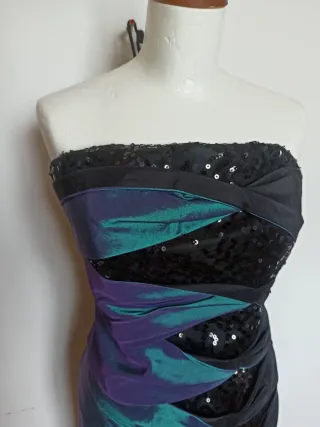 Abito da sera con paillettes e drappeggio