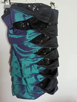 Abito da sera con paillettes e drappeggio