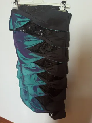 Abito da sera con paillettes e drappeggio