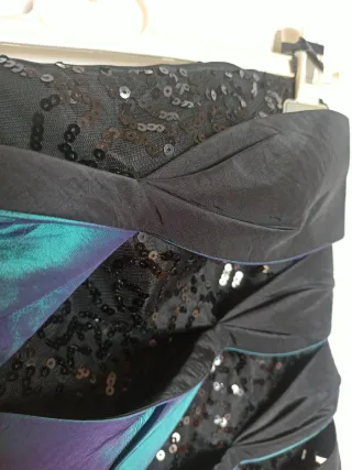 Abito da sera con paillettes e drappeggio