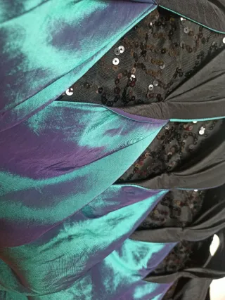 Abito da sera con paillettes e drappeggio