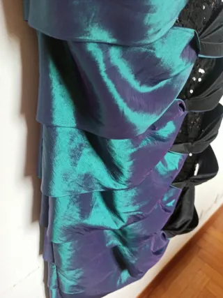 Abito da sera con paillettes e drappeggio