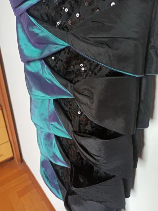 Abito da sera con paillettes e drappeggio