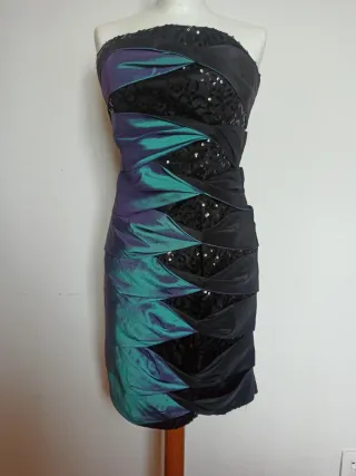 Abito da sera con paillettes e drappeggio