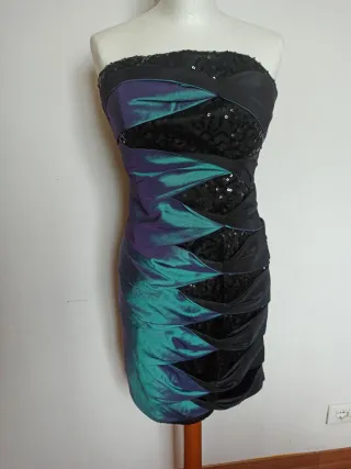 Abito da sera con paillettes e drappeggio