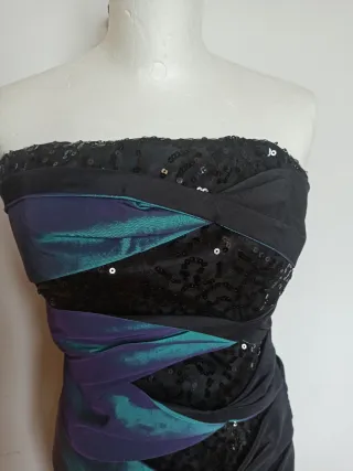 Abito da sera con paillettes e drappeggio