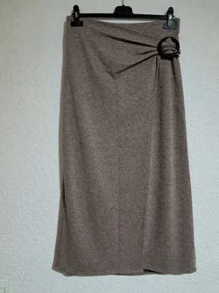 Falda marrón con detalle de anilla