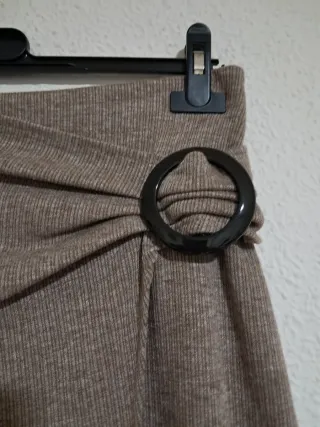 Falda marrón con detalle de anilla