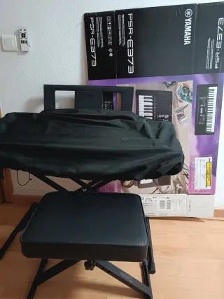 Teclado Yamaha PSR E373 con soporte y funda