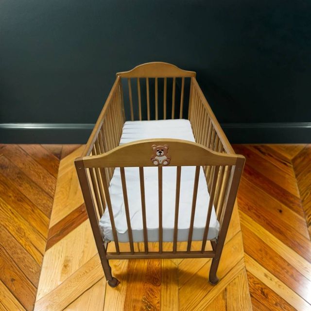 Culla e materasso per neonato in stile rustico