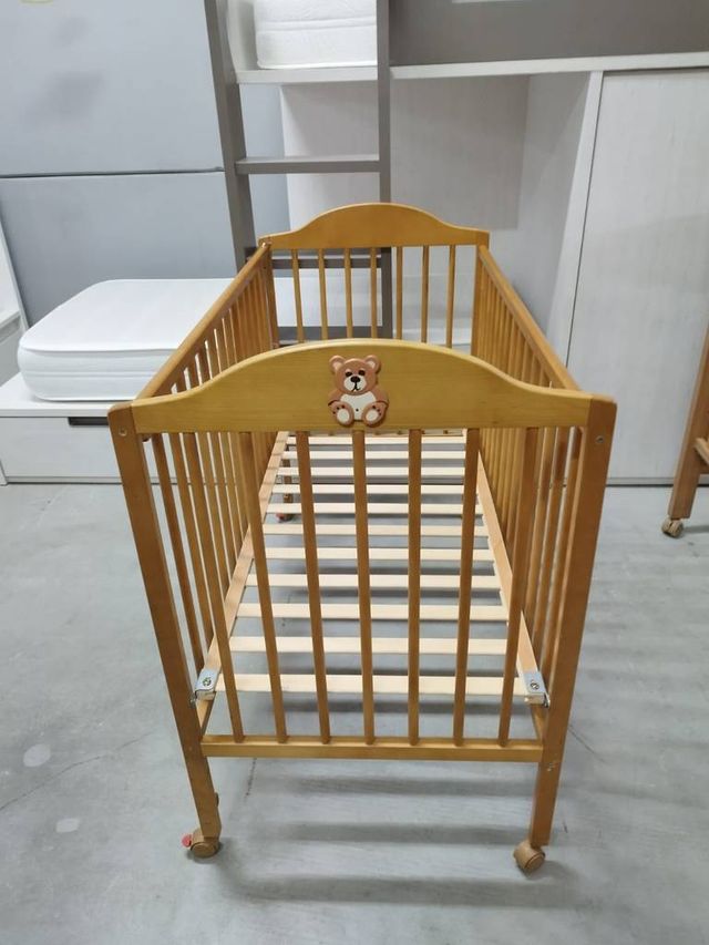 Culla e materasso per neonato in stile rustico