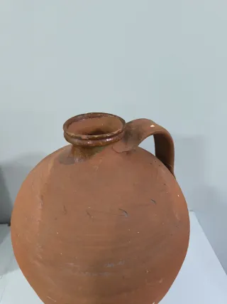 Cántaro de barro antiguo