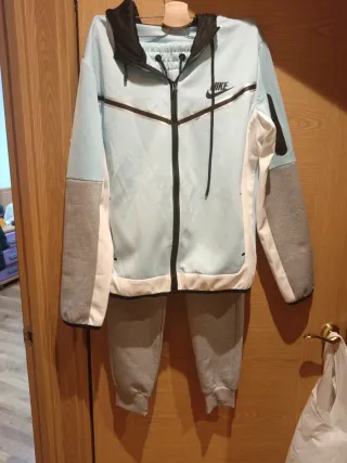 Conjunto deportivo Nike azul y gris