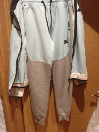 Conjunto deportivo Nike azul y gris