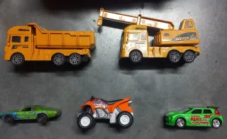 Lote de vehículos de juguete, de plástico y metal